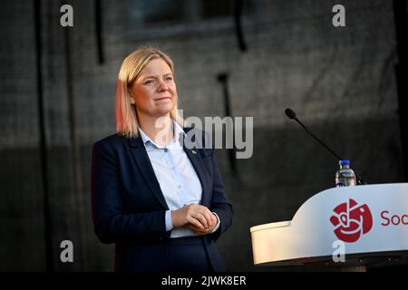 Stockholm, Schweden, 04. September 2022. Die schwedische Premierministerin Magdalena Andersson, Parteivorsitzende der Sozialdemokraten, hält am 05. September 2022 eine Rede in der Stadt Falun, Schweden. Andersson kämpft vor den für den 11. September 2022 geplanten Parlamentswahlen in Borlange und Falun.Foto: Pontus Lundahl / TT / Code 10050 Stockfoto