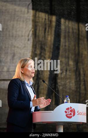 Stockholm, Schweden, 04. September 2022. Die schwedische Premierministerin Magdalena Andersson, Parteivorsitzende der Sozialdemokraten, hält am 05. September 2022 eine Rede in der Stadt Falun, Schweden. Andersson kämpft vor den für den 11. September 2022 geplanten Parlamentswahlen in Borlange und Falun.Foto: Pontus Lundahl / TT / Code 10050 Stockfoto