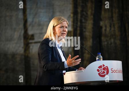 Stockholm, Schweden, 04. September 2022. Die schwedische Premierministerin Magdalena Andersson, Parteivorsitzende der Sozialdemokraten, hält am 05. September 2022 eine Rede in der Stadt Falun, Schweden. Andersson kämpft vor den für den 11. September 2022 geplanten Parlamentswahlen in Borlange und Falun.Foto: Pontus Lundahl / TT / Code 10050 Stockfoto