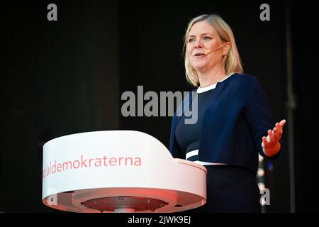 Stockholm, Schweden, 04. September 2022. Die schwedische Premierministerin Magdalena Andersson hält am 04. September 2022 eine Rede im Hagelby Park in Botkyrka, im Süden Stockholms, Schweden. Andersson kämpft am Sonntag vor den Parlamentswahlen am 11. September in Norrtalje und Botkyrka. (Jessica Gow/TT/AP Photo) Stockfoto