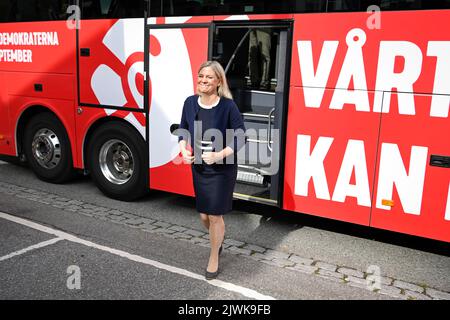 Stockholm, Schweden, 04. September 2022. Die schwedische Premierministerin Magdalena Andersson steigt am 04. September 2022 in der Stadt Norrtalje, Schweden, aus dem Bus der Sozialdemokraten aus, wo sie vor den Parlamentswahlen am 11. September einen Wahlkampf führen wird. (Jessica Gow/TT/AP-Foto) Stockfoto