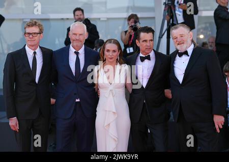 Venedig, Italien. 5. September 2022. Der Produzent Graham Broadbent, der Regisseur Martin McDonagh, die Schauspielerin Kerry Condon, der Schauspieler Colin Farrell und der Schauspieler Brendan Gleeson (L bis R) posieren auf dem roten Teppich für die Premiere des Films „The Banshees of Inisherin“ während der Internationalen Filmfestspiele von Venedig 79. am 5. September 2022 in Venedig, Italien. Quelle: Jin Mamengni/Xinhua/Alamy Live News Stockfoto