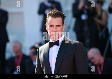 Venedig, Italien. 5. September 2022. Der Schauspieler Colin Farrell posiert auf dem roten Teppich für die Premiere des Films 'The Banshees of Inisherin' während der Internationalen Filmfestspiele Venedig 79. in Venedig, Italien, am 5. September 2022. Quelle: Jin Mamengni/Xinhua/Alamy Live News Stockfoto