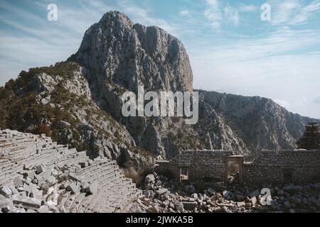 Alte Stadt Termessos Ruinen Wahrzeichen in der Türkei, Amphitheater im Taurusgebirge, historische Architektur verlassene Gebäude Stockfoto