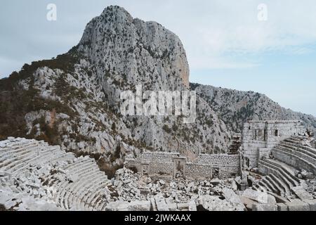 Termessos antike Stadtruinen in Turkiye, Amphitheater im Taurusgebirge, historische Wahrzeichen verlassene zerstörte Gebäude Stockfoto