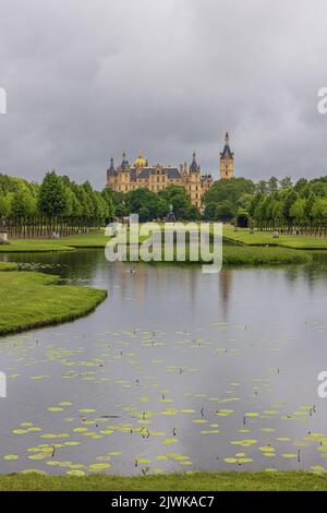 Blick auf das Schweriner Schloss, gesehen vom Ende des Burgsees Stockfoto