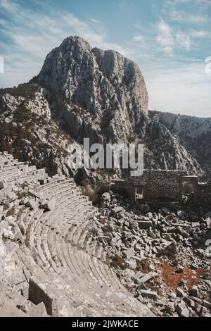 Termessos antike Stadtruinen in der Türkei, Amphitheater in den Bergen, historische Wahrzeichen verlassene Gebäude Stockfoto