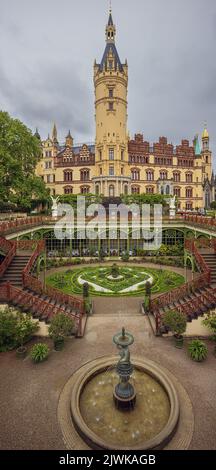 Das Schweriner Schloss und seine Orangerie von der Plattform gegenüber dem Schloss aus gesehen Stockfoto