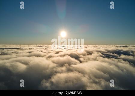 Luftaufnahme in großer Höhe von dichten, geschwollenen Kumuluswolken, die am Abend fliegen Stockfoto