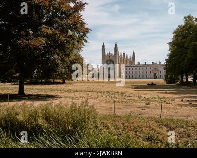 Der Herbst kommt früh auf der Rückseite ein Blick auf Kings College Chapel, Clare College und Gibbs Building Cambridge University, Cambridgeshire England Großbritannien Stockfoto