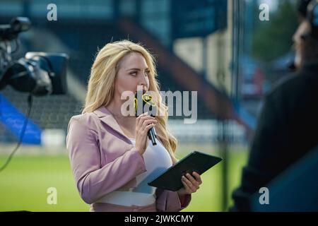 Emma Jones präsentiert sich für Premier Sports im DCBL Stadium, Widnes, England. 5.. September 2022. Betfred Championship, Widnes Vikings gegen Halifax Panthers Stockfoto