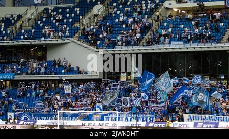 26. Juli 2019, Moskau, Russland. Fans des Fußballclubs Dynamo Moskau stehen vor dem Start des Spiels auf dem Zuschauerplatz. Stockfoto