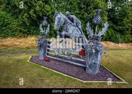 Scott Brash Sculpture, hergestellt aus wiederkehrenden Hufschuhen bt Hufschmied Kev Paxton, findet sich in Scotts Heimatstadt Peebles, Scottish Borders Stockfoto