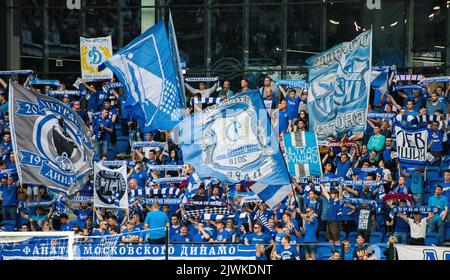 26. Juli 2019, Moskau, Russland. Fans des Fußballclubs Dynamo Moskau stehen vor dem Start des Spiels auf dem Zuschauerplatz. Stockfoto