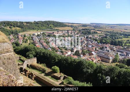 Luftaufnahme der Stadt Montmédy und der umliegenden Landschaft von Lothringen, von den Mauern der befestigten Citadelle von Montmédy (Montmédy-haut) in Stockfoto