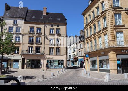 SEDAN, FRANKREICH, 6. AUGUST 2022: Blick auf das Fremdenverkehrsbüro und alte Gebäude auf dem Place d'Armes in Sedan. Sedan ist ein beliebtes Touristenziel in der Ar Stockfoto