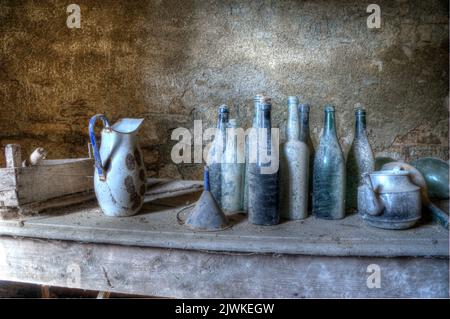 Italien, September 2022. Alte und schmutzige Flaschen in einem Keller eines verlassenen Hauses. hdr Stockfoto