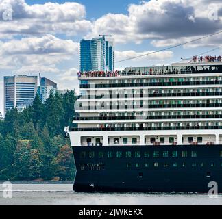 Riesiges Ozeankreuzfahrtschiff, das den Hafen von Vancouver verlässt, um eine Weltmeertour zu Unternehmen Stockfoto