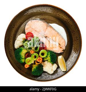 Portion gedämpftes Lachssteak mit Gemüse Stockfoto