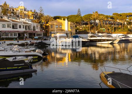 Boote, die in Puerto de Cabopino, in der Nähe von Marbella, Costa del Sol, Provinz Malaga, Andalusien, Südspanien. Stockfoto