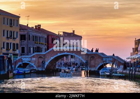 Ponte dei Tre Archi, am Canal di Cannaregio, Venedig, Italien. Brücke Der Drei Bögen. Stockfoto