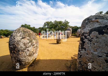 In der Nähe von Evora, Bezirk Evora, Alentejo, Portugal. Cromeleque dos Almendres, oder Cromlech der Almendres neolithischen stehenden Steine. Archäologen esti Stockfoto