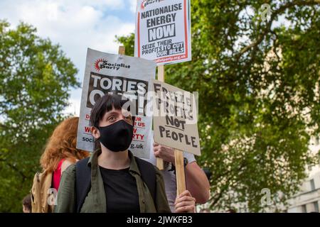 London, England, Großbritannien. 5. September 2022. Ein Protestler hält ein Schild mit der Aufschrift „'Freeze Profits not people'“. Demonstranten versammeln sich vor der Downing Street. Stockfoto