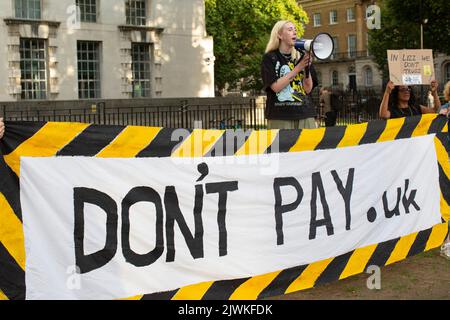 London, Großbritannien. 5 SEP, 2022. „Don't Pay UK“ protestiert vor der Downing Street. Bewegung gegen den enormen Anstieg der Energiekosten und fordert eine Preisobergrenze. Stockfoto