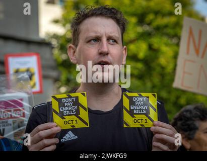 London, England, Großbritannien. 5. September 2022. Demonstranten versammeln sich vor der Downing Street, Teil der Don't Pay-Kampagne gegen massive Energiepreiserhöhungen, A Stockfoto