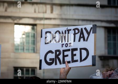 London, England, Großbritannien. 5. September 2022. Ein Protestler hält ein Schild mit der Aufschrift „ Zahlen Sie nicht für Gier“. Stockfoto