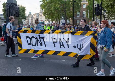 London, England, Großbritannien. 5. September 2022. Demonstranten versammeln sich vor der Downing Street, Teil der Kampagne „Don't Pay“ gegen massive Energiepreiserhöhungen. Stockfoto