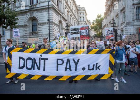 London, England, Großbritannien. 5. September 2022. Demonstranten versammeln sich vor der Downing Street, Teil der Kampagne „Don't Pay“ gegen massive Energiepreiserhöhungen. Stockfoto