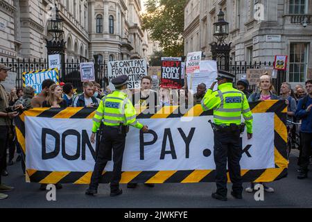 London, England, Großbritannien. 5. September 2022. Demonstranten versammeln sich vor der Downing Street, Teil der Don't Pay-Kampagne gegen massive Energiepreiserhöhungen, A Stockfoto