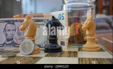 Mehrere Währungen auf dem Schachbrett konkurrieren um Macht Stockfoto