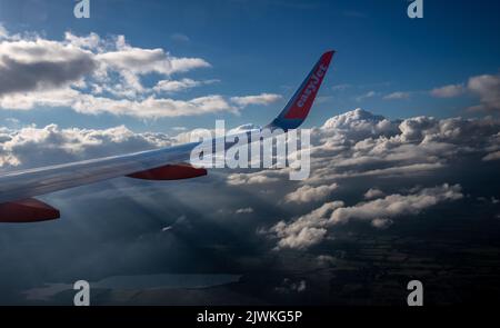 EasyJet Airbus A320 vom Heck der Passagierkabine aus gesehen, während das Flugzeug im Flug ist Stockfoto