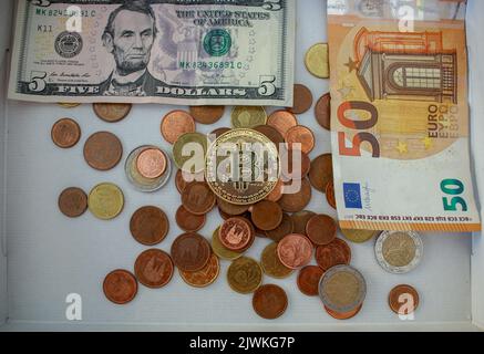 bitcoin konkurriert mit den mächtigsten Währungen: Dollar und Euro Stockfoto