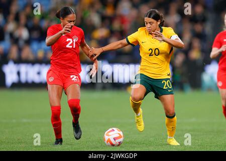 Sydney, Australien. 06. September 2022. Sam Kerr von Matildas und Jade Rose von Kanada kämpfen am 6. September 2022 beim Freundschaftsspiel der Frauen zwischen CommBank Matildas (Australia Women) und Canada Women im Allianz Stadium, Sydney, Australien, um den Ball. Foto von Peter Dovgan. Nur zur redaktionellen Verwendung, Lizenz für kommerzielle Nutzung erforderlich. Keine Verwendung bei Wetten, Spielen oder Veröffentlichungen einzelner Clubs/Vereine/Spieler. Kredit: UK Sports Pics Ltd/Alamy Live Nachrichten Stockfoto