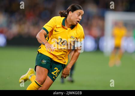 Sydney, Australien. 06. September 2022. Sam Kerr von Matildas rast am 6. September 2022 beim Freundschaftsspiel der Frauen zwischen CommBank Matildas (Australia Women) und Canada Women im Allianz Stadium, Sydney, Australien, um den Ball. Foto von Peter Dovgan. Nur zur redaktionellen Verwendung, Lizenz für kommerzielle Nutzung erforderlich. Keine Verwendung bei Wetten, Spielen oder Veröffentlichungen einzelner Clubs/Vereine/Spieler. Kredit: UK Sports Pics Ltd/Alamy Live Nachrichten Stockfoto