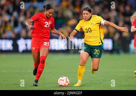 Sydney, Australien. 06. September 2022. Sam Kerr von Matildas und Jade Rose von Kanada kämpfen am 6. September 2022 beim Freundschaftsspiel der Frauen zwischen CommBank Matildas (Australia Women) und Canada Women im Allianz Stadium, Sydney, Australien, um den Ball. Foto von Peter Dovgan. Nur zur redaktionellen Verwendung, Lizenz für kommerzielle Nutzung erforderlich. Keine Verwendung bei Wetten, Spielen oder Veröffentlichungen einzelner Clubs/Vereine/Spieler. Kredit: UK Sports Pics Ltd/Alamy Live Nachrichten Stockfoto