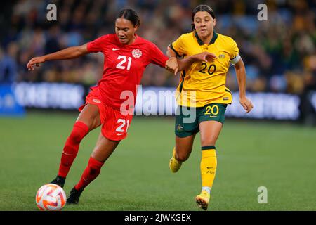 Sydney, Australien. 06. September 2022. Sam Kerr von Matildas und Jade Rose von Kanada kämpfen am 6. September 2022 beim Freundschaftsspiel der Frauen zwischen CommBank Matildas (Australia Women) und Canada Women im Allianz Stadium, Sydney, Australien, um den Ball. Foto von Peter Dovgan. Nur zur redaktionellen Verwendung, Lizenz für kommerzielle Nutzung erforderlich. Keine Verwendung bei Wetten, Spielen oder Veröffentlichungen einzelner Clubs/Vereine/Spieler. Kredit: UK Sports Pics Ltd/Alamy Live Nachrichten Stockfoto