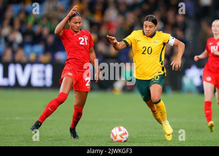 Sydney, Australien. 06. September 2022. Sam Kerr von Matildas und Jade Rose von Kanada kämpfen am 6. September 2022 beim Freundschaftsspiel der Frauen zwischen CommBank Matildas (Australia Women) und Canada Women im Allianz Stadium, Sydney, Australien, um den Ball. Foto von Peter Dovgan. Nur zur redaktionellen Verwendung, Lizenz für kommerzielle Nutzung erforderlich. Keine Verwendung bei Wetten, Spielen oder Veröffentlichungen einzelner Clubs/Vereine/Spieler. Kredit: UK Sports Pics Ltd/Alamy Live Nachrichten Stockfoto