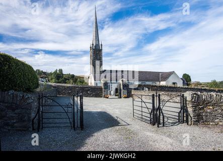 Die Domkirche St. Fachtnas in ROSSCARBERY CORK mit einem Turm und vielen interessanten Sehenswürdigkeiten Stockfoto