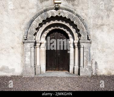 Romanischer Westeingang an der Kathedrale von St. Fachtna in Rosscarbery, West Cork, Irland, soll eine exakte Kopie eines ähnlichen Tores in Cashel sein. Stockfoto