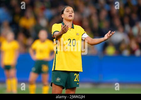 Sydney, Australien. 06. September 2022. Sam Kerr von Matildas beklagt sich über die Zeitverschwendung von Gabriele Carie aus Kanada während des Freundschaftsspiel der Frauen zwischen CommBank Matildas (Australia Women) und Canada Women am 6. September 2022 im Allianz Stadium, Sydney, Australien. Foto von Peter Dovgan. Nur zur redaktionellen Verwendung, Lizenz für kommerzielle Nutzung erforderlich. Keine Verwendung bei Wetten, Spielen oder Veröffentlichungen einzelner Clubs/Vereine/Spieler. Kredit: UK Sports Pics Ltd/Alamy Live Nachrichten Stockfoto