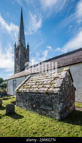 Die Domkirche St. Fachtnas in ROSSCARBERY CORK mit einem Turm und vielen interessanten Sehenswürdigkeiten Stockfoto