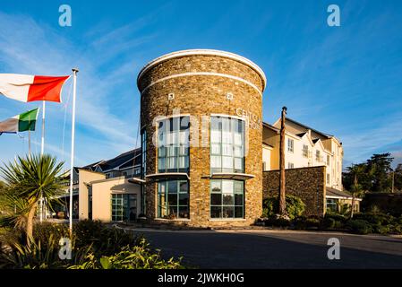 Celtic Ross Hotel, Rossarbery, Co Cork Ireland, mit seinem charakteristischen runden Turm, mit Blick auf eine Lagune und eine Gezeitenmündung. Stockfoto