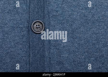 Blaue Melange-Strickware aus Heidekraut-Mischgarn mit Kunststoffknopf Stockfoto