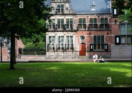 Groningen, Niederlande, 07 20 2022 - Fassade und grüner Rasen des Martinikerkhofs Stockfoto