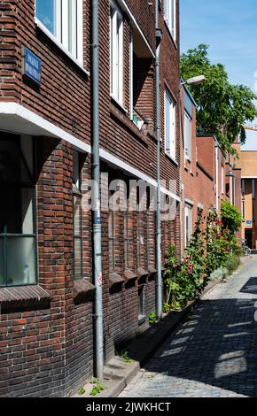 Groningen, Niederlande, 07 20 2022 - traditionelle Wohnhäuser in einer Reihe Stockfoto