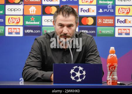 Der Cheftrainer des Vereins, Carl Hoefkens, im Bild während einer Pressekonferenz des belgischen Fußballteams Club Brugge KV, Dienstag, 06. September 2022 in Brügge, zur Vorbereitung des morgigen Spiels gegen den Deutschen Bayer 04 Leverkusen am Eröffnungstag der UEFA Champions League Gruppenphase. BELGA FOTO BRUNO FAHY Stockfoto